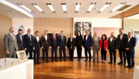 AK Parti Genel Başkan Yardımcısı Zafer Sırakaya’dan Aydın Büyükşehir Belediye Başkanı Özlem Çerçioğlu’na nezaket ziyareti