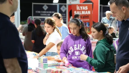 Murat Emir Antalya Kitap Fuarı’nda: “Antalya’nın kültür ve sanat şehri olması gurur verici”